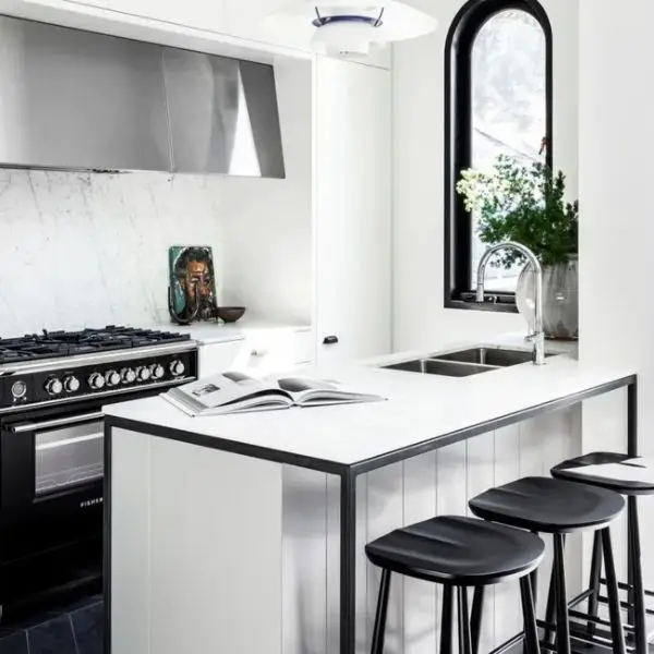 Mini Bar Dapur Kecil dengan Kombinasi Warna Monokrom